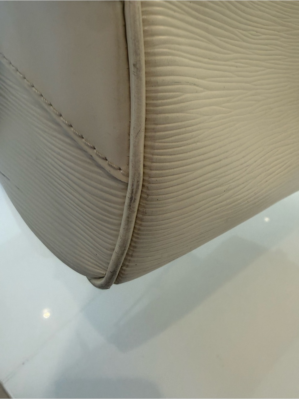 Louis Vuitton Ivoire GM Montaigne Epi Leather Handbag - Picture 4 of 9